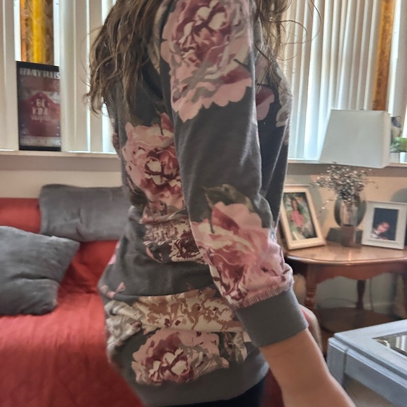 Beautiful eyeshadow floral woman’s small sweater (EUC) - Picture 7 of 9